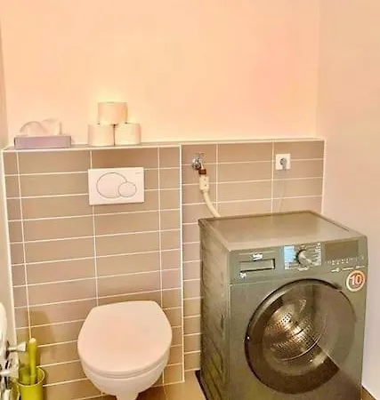 Luxury One Bedroom Flat With Parking&balcony-cent2 *