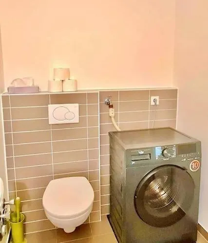 Luxury One Bedroom Flat With Parking&balcony-cent2 *